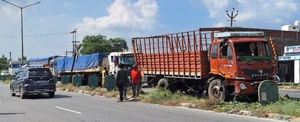 Three trucks traveling in the same direction collided on the highway, blocking the highway for two hours.