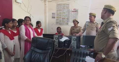 KGBB girl students were taken on a tour of the police station.