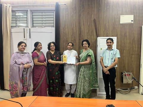 जीडीसी सांबा में विजेता छात्र को सम्मानित करते कॉलेज शिक्षक