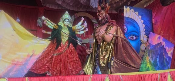 Siddharthnagar News: Electronic statues became the center of attraction...cheers echoed on the killing of Mahishasura