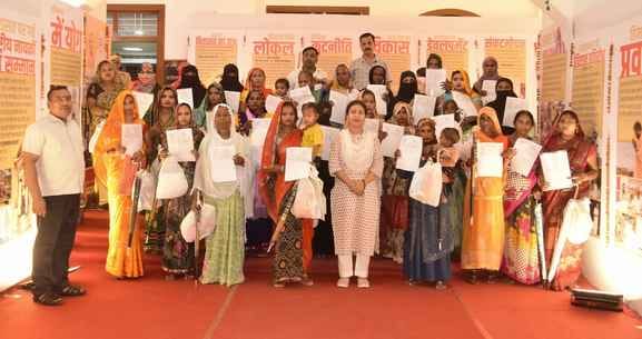 DM gave ration cards and relief kits to 30 women