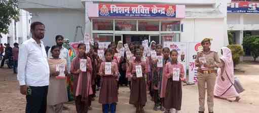 The girl students of Semriyawan visited the police station.