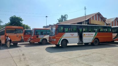 मथुरा। रोडवेज बस स्टैंड पर खड़ीं बसें।