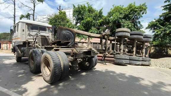A trailer loaded with gravel fell on a roadside bike