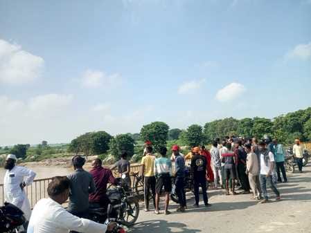 A young man jumped into the Rapti River from the Karmani Bridge, and could not be traced.
