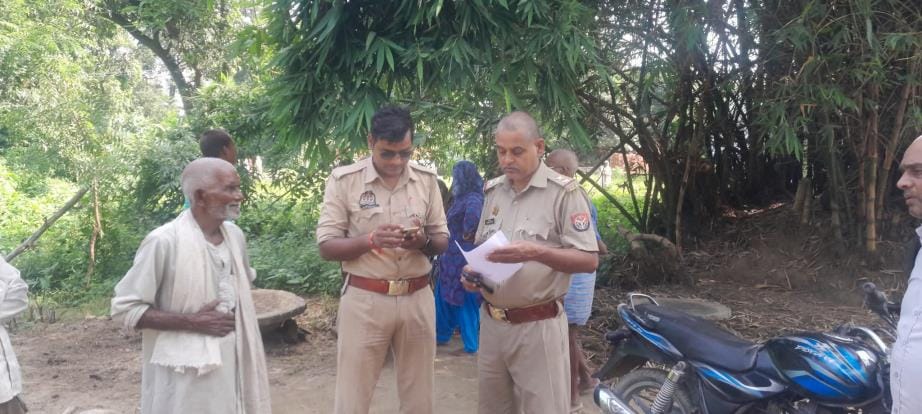 Husband's mouth was gagged and jewellery was snatched from the wife.
