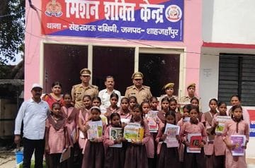 The girl students visited the Sehramau South police station.