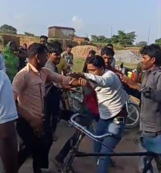 Mistaking him for a thief, the technical assistant was beaten up and injured