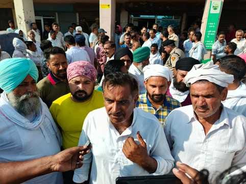 Dispute over cut in paddy procurement in Shahabad grain market, commission agents on strike