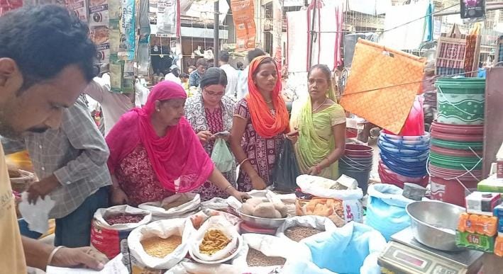 Goods become cheaper due to reduction in GST, grocery business picks up pace