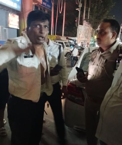 Lucknow News: कार सवार दंपती और ट्रैफिक पुलिस कर्मी में कहासुनी aruguement between car riders couples and traffic police
