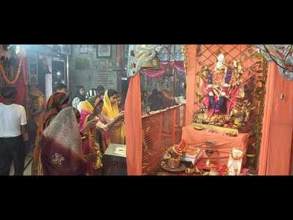 Devotees prayed to Maa Katyayani and sought happiness and prosperity.