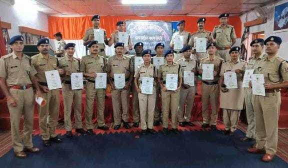 Hindi Fortnight: Commandant honored the winners