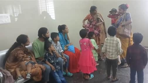 बच्चों की जांच कराते परिजन