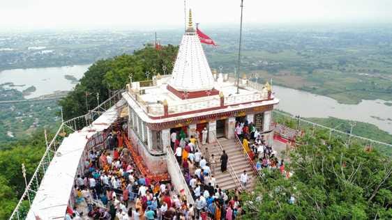 मंदिर में भक्तों की भीड़।
