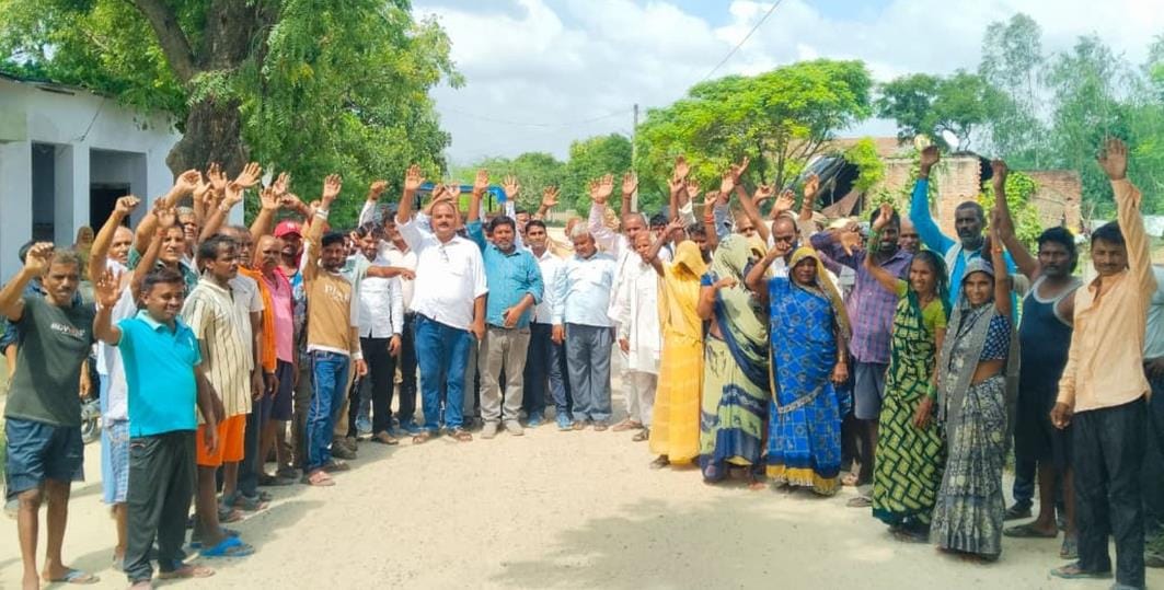Villagers protested against the non-repair of the road