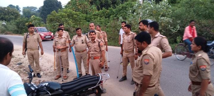Gorakhpur News: Unruly people got angry after the accused of molestation was caught.