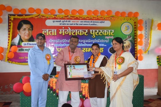 Palak receives Lata Mangeshkar Award