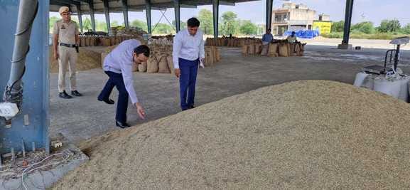 DC inspected the purchase of millet in the grain market.