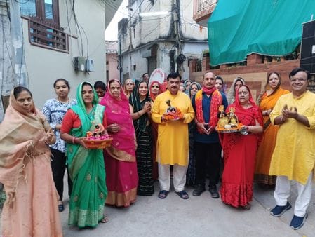 Devotees took out Prabhat Ferry