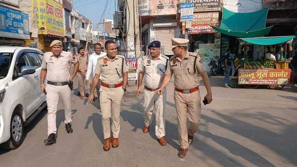 Vigilance... The SP arrived on foot to inspect security arrangements in the market.