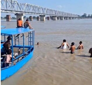 Four devotees from Rajasthan who were bathing in the Ganga were swept away, one woman went missing.