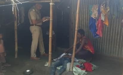 घटनास्थल पर जांच करती पुलिस