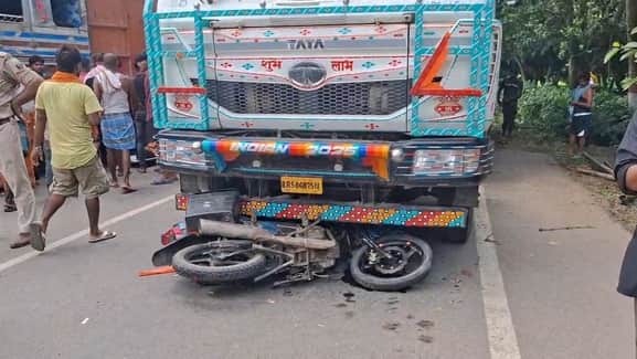 घटनास्थल पर मौजूद लोगों की भीड़