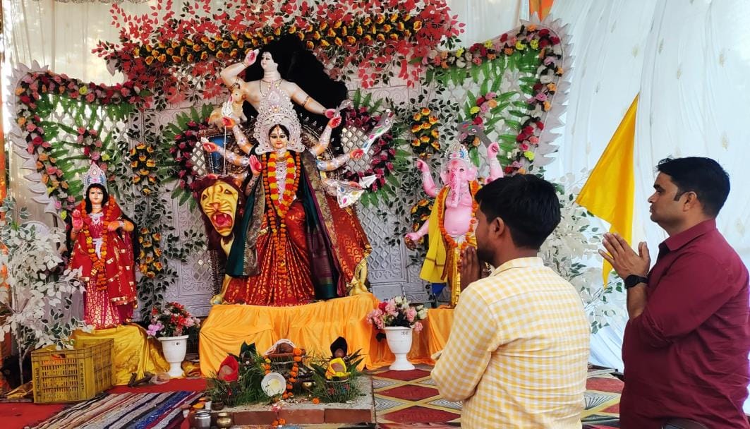 Worshiping the mother and praying for happiness and prosperity