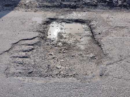 Hamirpur bypass is full of potholes, accidents are happening every day