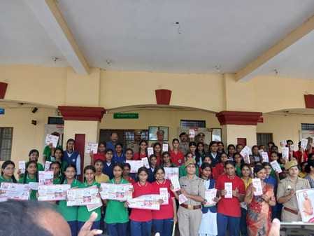 Lessons were given to girl students under Mission Shakti in Kaptanganj.