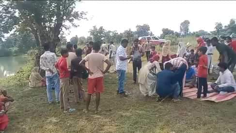 मौके पर मौजूद लोग, रोते परिजन।