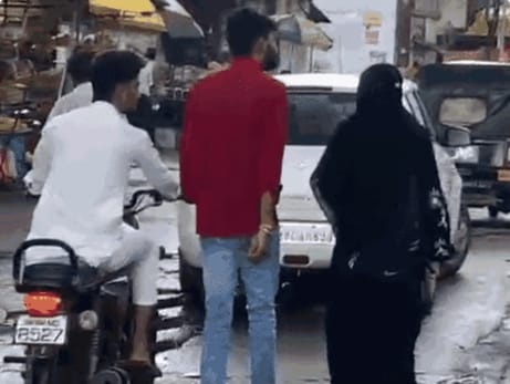 मुस्लिम युवती के साथ जा रहा युवक