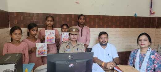 The girl students visited the Parikshitgarh police station.