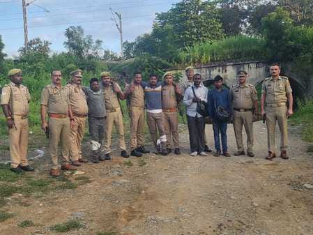 Four criminals who fled with jewellery on the pretext of cleaning were arrested in an encounter.
