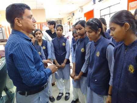 The girl students made an educational tour of the bank.