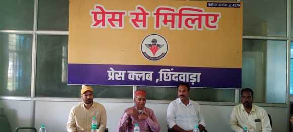 जानकारी देते पीड़ित।