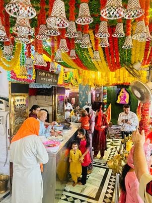 The devotees praised Mahamai and prayed for prosperity.