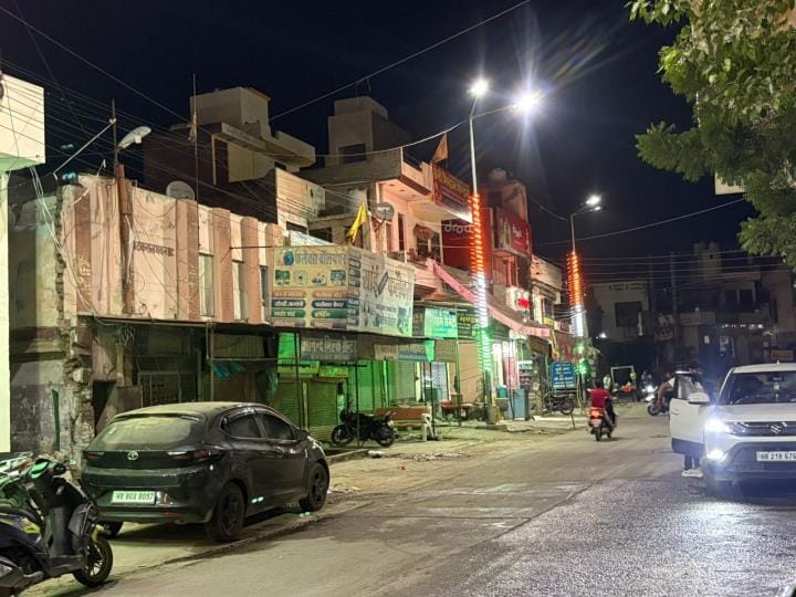 The roads will be illuminated with tricolor lights during the festival; work on installing the lights has begun.