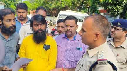 थाना प्रभारी को कार्यवाही की मांग के लिए ज्ञापन सौंपते विश्व हिंदू परिषद के पदाधिकारी