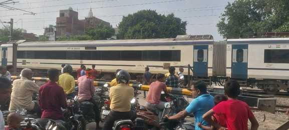 A young man jumped in front of the Vande Bharat Express train and died. The train was held up for 20 minutes at Babhanan.