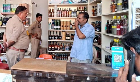 Liquor worth Rs 3 lakh and cash stolen by cutting the wall