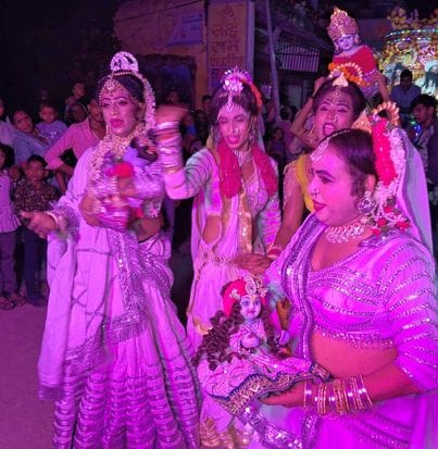 Ram Barat procession was taken out with great pomp, the audience danced with the artists