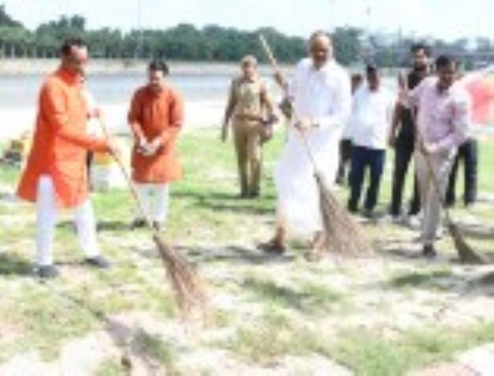 Deputy Chief Minister did Shramdaan at the Ghat