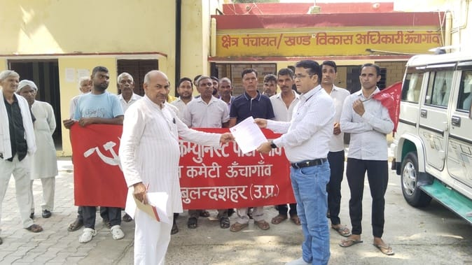 Farmers protest against smart meters, raise slogans loudly