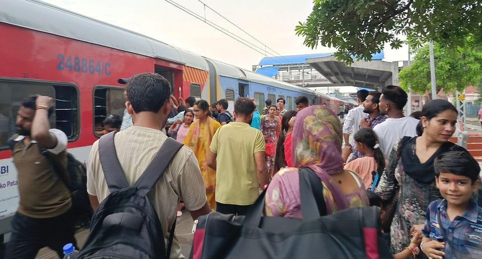 Trains are full before the festival, increasing the trouble for passengers
