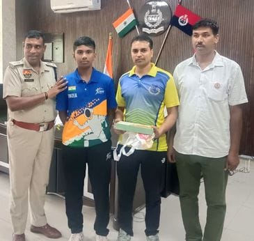 SP congratulated on winning gold in fencing