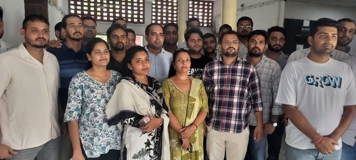 Trainee Patwaris, hurt by non-payment of salaries, placed their demands before the Deputy Speaker
