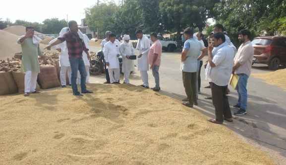 District Deputy Commissioner visited the grain market, farmers and commission agents placed their demands.