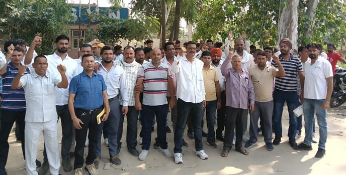 Electricity employees demonstrated in support of their demands.